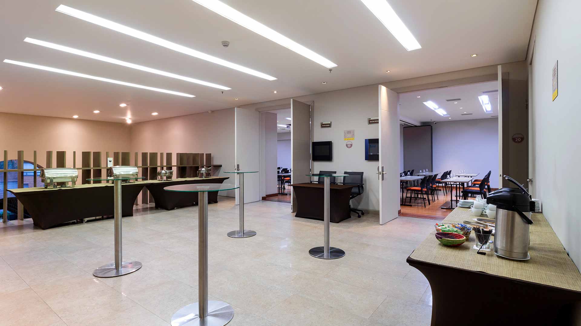 El Hotel Rosales Plaza, ubicado en el exclusivo barrio los Rosales a pocos pasos del centro financiero, importantes centros comerciales, zona gastronómica y principales atractivos turísticos de la ciudad, es el lugar ideal para organizar reuniones, bodas y eventos especiales en Bogotá gracias a sus ayudas tecnológicas y amplios espacios distribuidos en 4 salones.