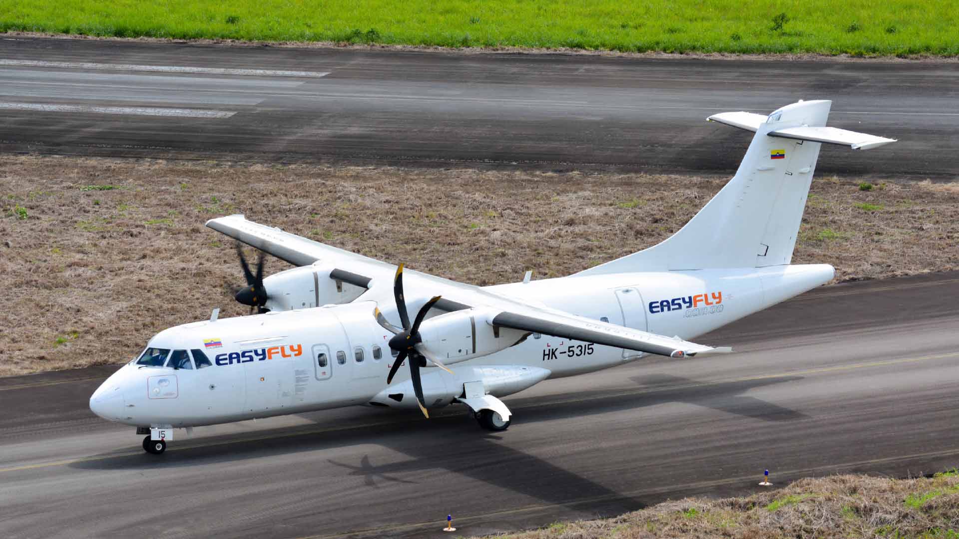 Easyfly S.A. es una importante aerolínea que ofrece alternativas para volar en Colombia; la compañía brinda un servicio aéreo eficiente y de óptima calidad. Actualmente, cuenta con más de 48 rutas aéreas conectadas de manera directa. Además, su oferta permite conocer servicios como: transporte aéreo comercial para pasajeros, grupos y vuelos chárter. 