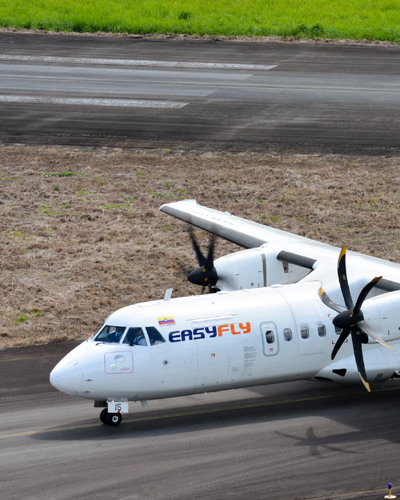 Easyfly S.A. es una importante aerolínea que ofrece alternativas para volar en Colombia; la compañía brinda un servicio aéreo eficiente y de óptima calidad. Actualmente, cuenta con más de 48 rutas aéreas conectadas de manera directa. Además, su oferta permite conocer servicios como: transporte aéreo comercial para pasajeros, grupos y vuelos chárter. 