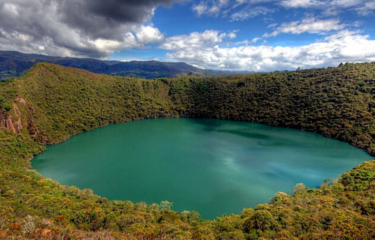 Sumérgete en la historia y la cultura: Visita la Laguna de Guatavita y Catedral de Sal