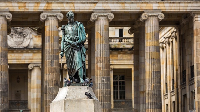 Monumento a Simón Bolívar https://bogota.gov.co/mi-ciudad/cultura-recreacion-y-deporte/la-estatua-de-bolivar-recupera-su-espada