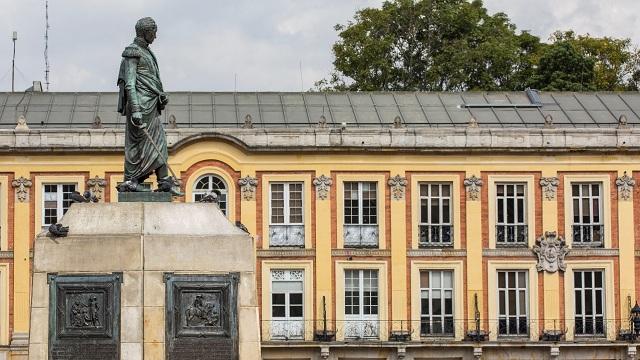 Monumento a Simón Bolívar https://bogota.gov.co/mi-ciudad/cultura-recreacion-y-deporte/la-estatua-de-bolivar-recupera-su-espada