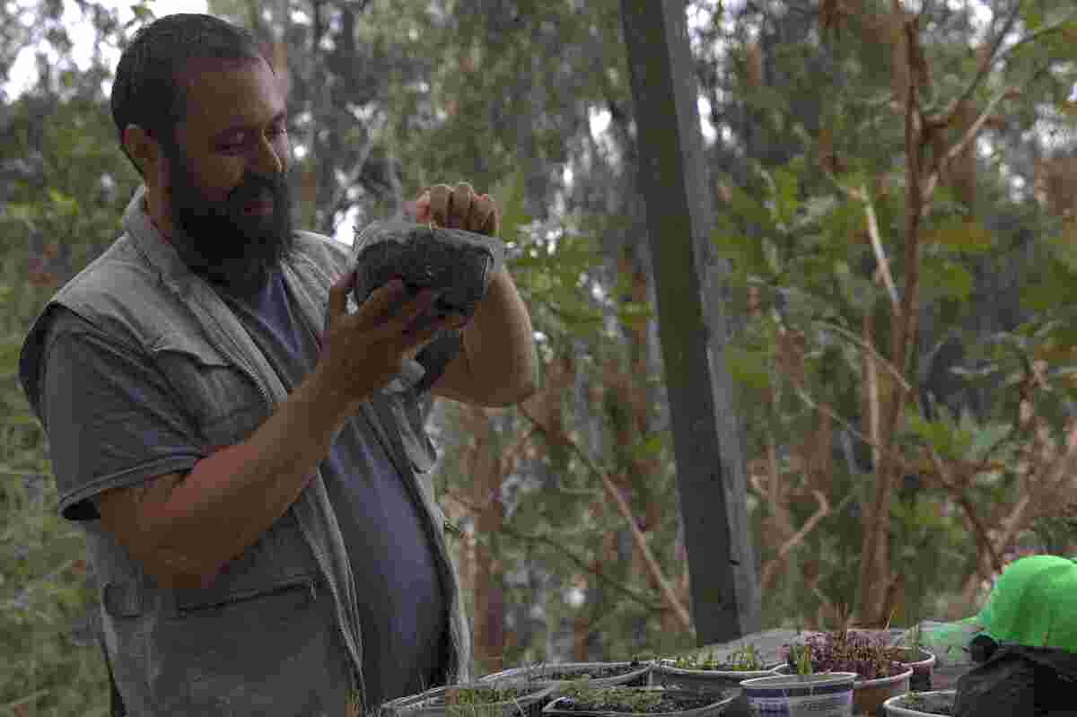 Samuel is the one in charge of composting and soil processing.  Photo by Juan José Sotelo - IDT