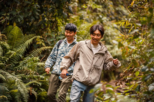 Tourists from China descend from the trail after a sightseeing tour. Photo: Diego Cuevas - IDT 