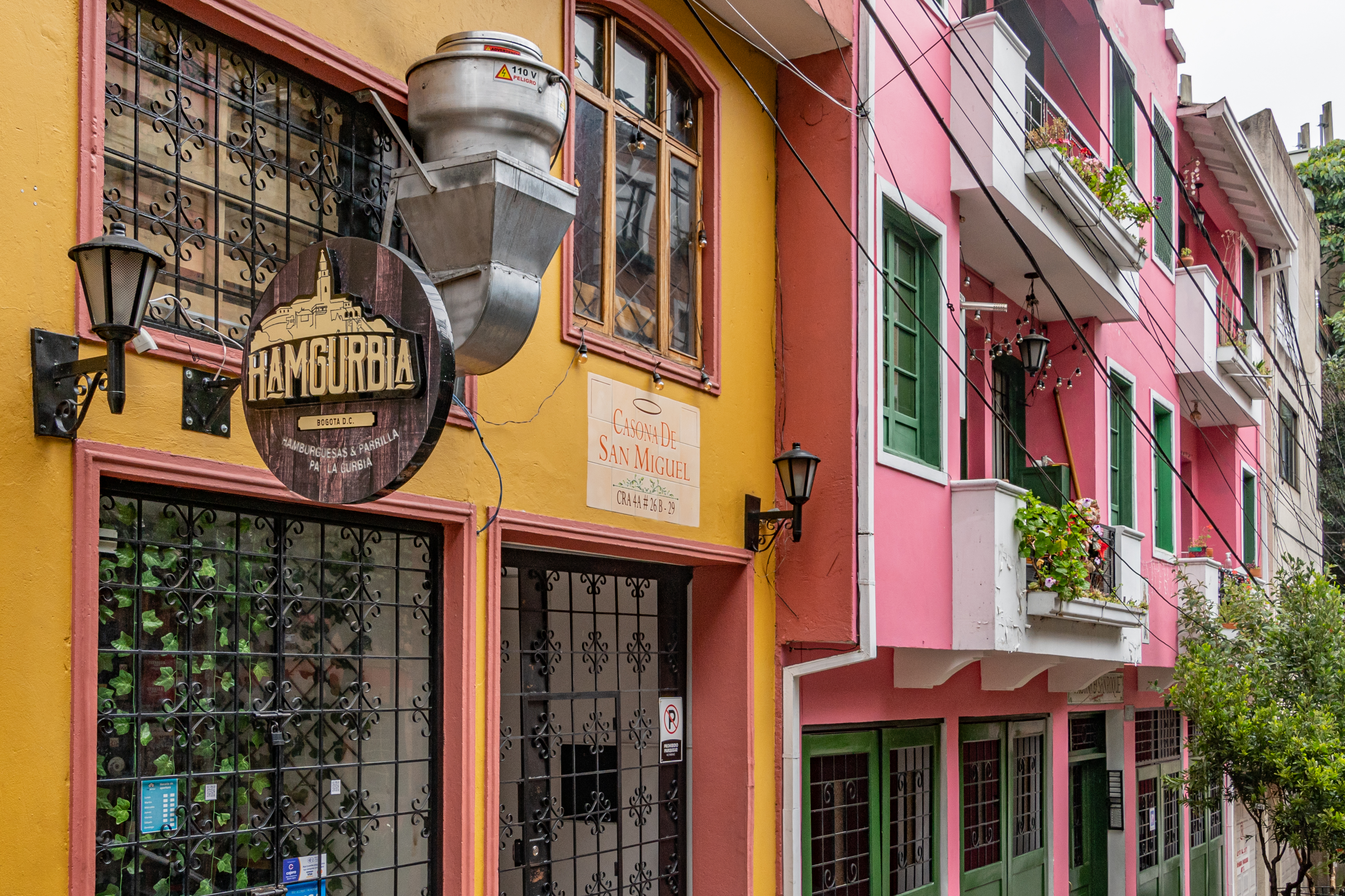 The restaurant facades still retain the colorful colonial features typical of La Macarena. Photo by Stefanía Álvarez - IDT