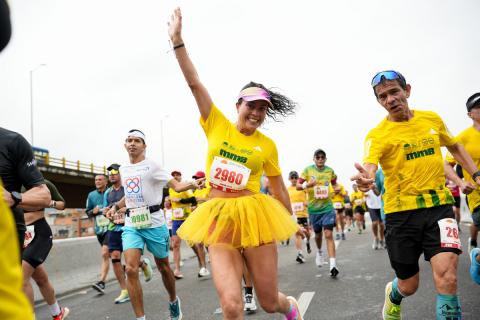 Corredora de la media maratón de Bogotá en acción. Foto: MMB