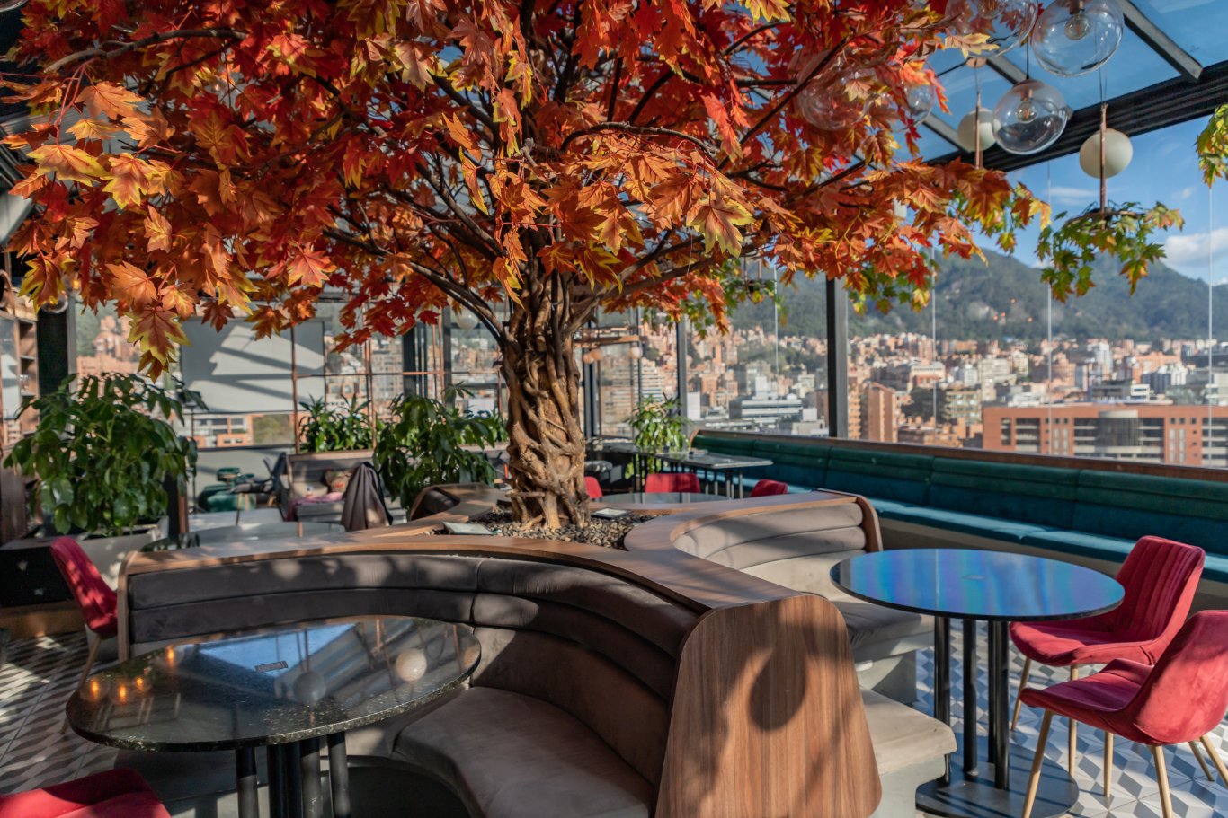 Astoria Rooftop invita a disfruta de la mejor comida con una impresionante vista panorámica de Bogotá. Foto: Stefanía Álvarez - IDT