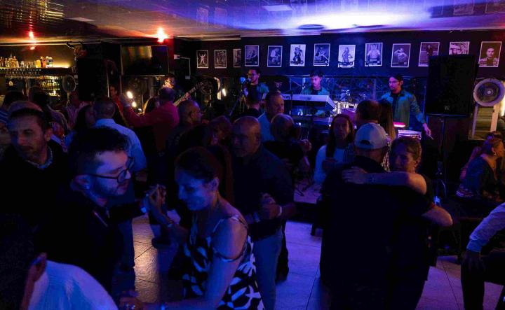 Así baila Colombia en Bogotá: vive la pasión de una clásica rumba