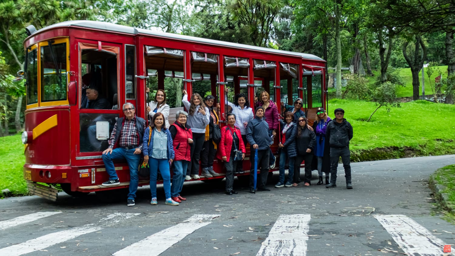 Grupo de personas en el recorrido literario Bogotá, más cerca al cielo de Macondo posando con el Tranvía. Foto: Gyani Pinzón - gmbogota
