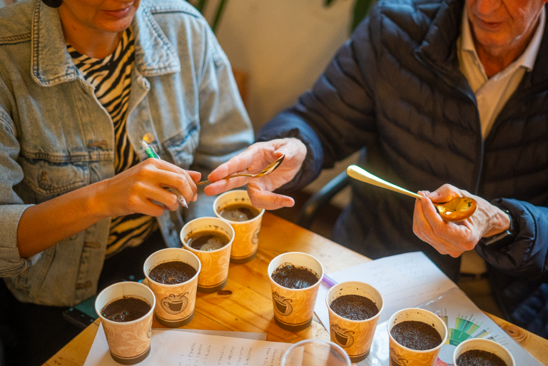 Coffee tasting, about to break the crust and enjoy the different sensory experiences led by experts. Photo: Diego Cuevas - IDT  