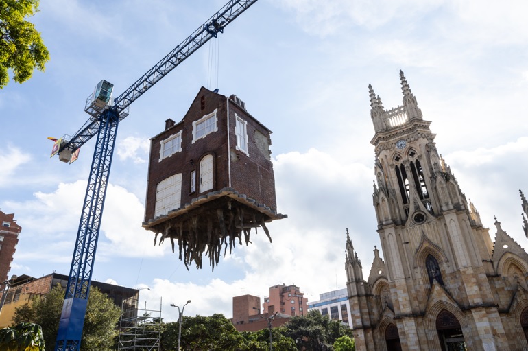 La obra de Leandro Erlich aborda uno de los grandes imaginarios asociados a la idea de ‘felicidad’: la ilusión de tener una casa propia. Foto: Cortesía, Secretaría de Cultura, Recreación y Deporte.