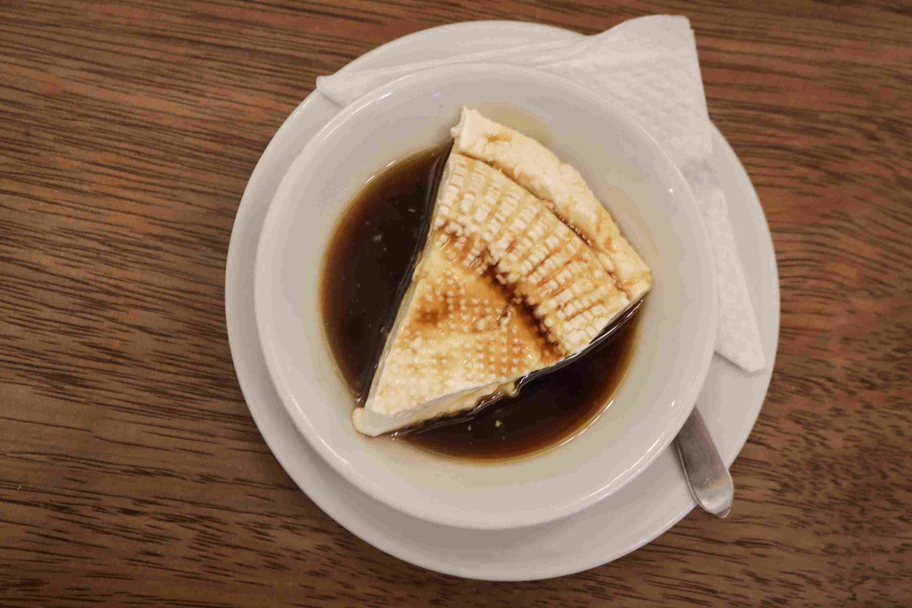 En la capital, los postres con leche tienen un aura doméstica, de cocina lenta, de ollas al fuego y cucharas de madera. Fotografía de cortesía, Restaurante La Puerta Falsa