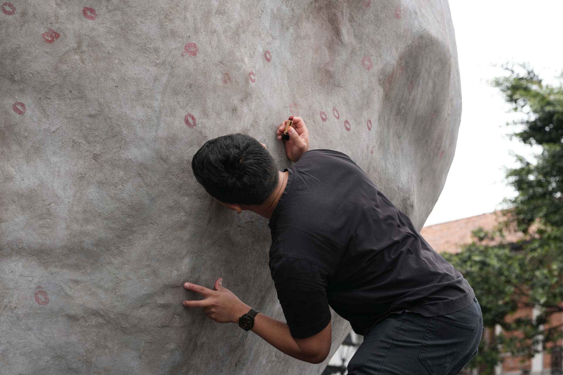 La obra ‘Dándole peso a unos besos’ transforma un símbolo de dureza y colonialismo en un espacio colectivo de afecto y memoria. Foto: Cortesía, Secretaría de Cultura, Recreación y Deporte.