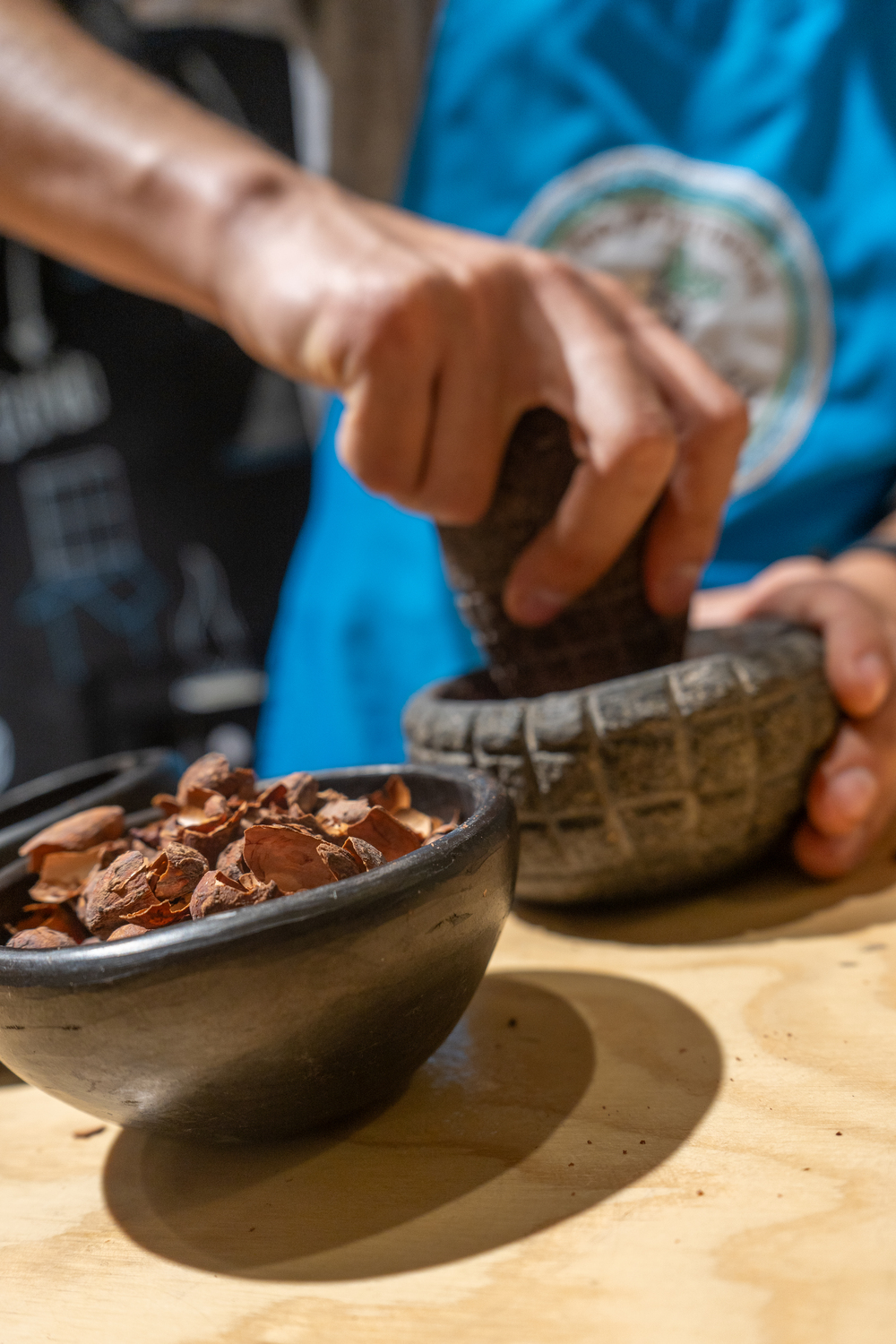 The cocoa beans are macerated in stone mortars. Photo: Luis Holguín - IDT.