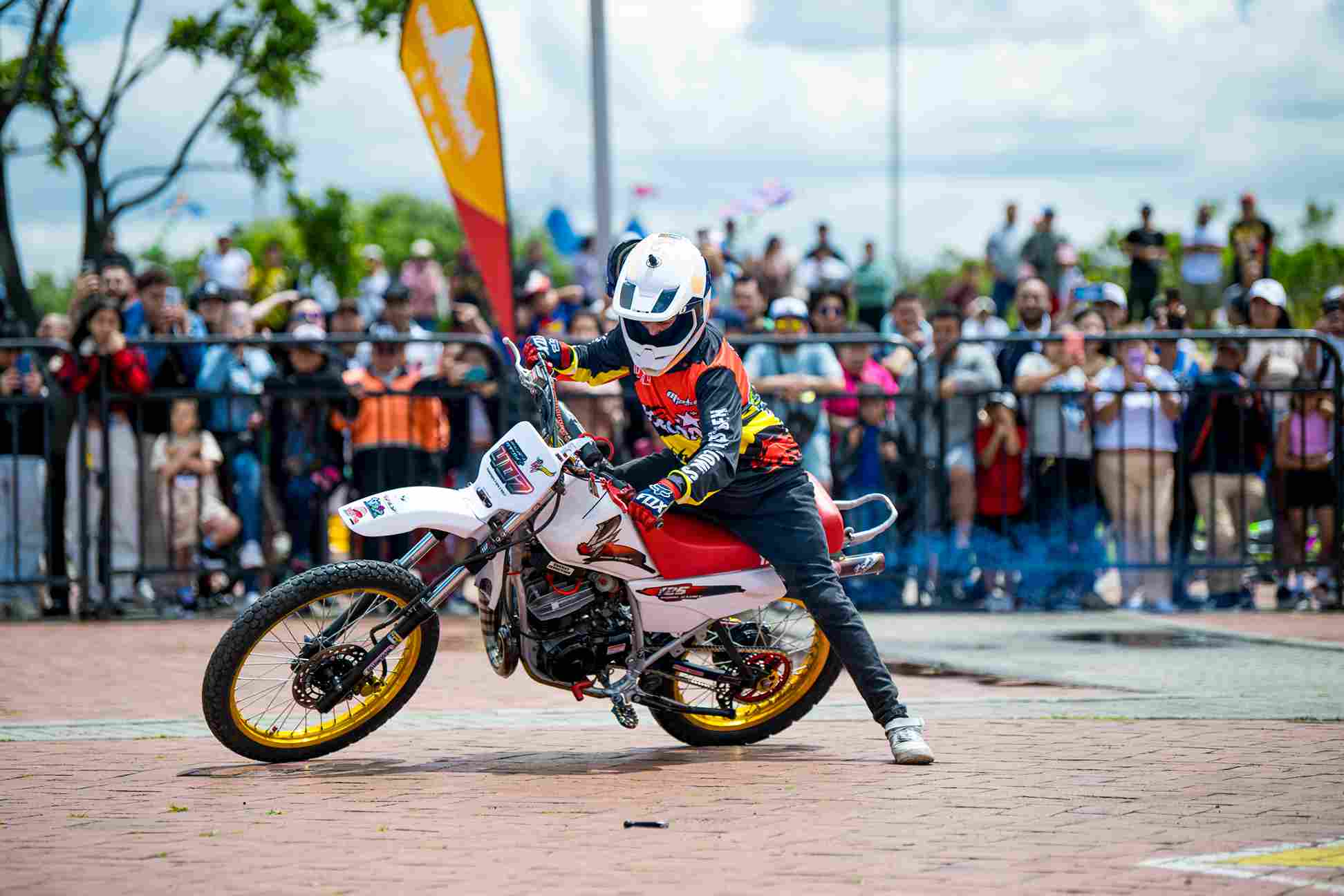Un piloto realiza una maniobra extrema sobre su motocicleta frente a un público emocionado, durante una exhibición de acrobacias en el marco del Festival de Verano de Bogotá.Foto: Archivo IDRD