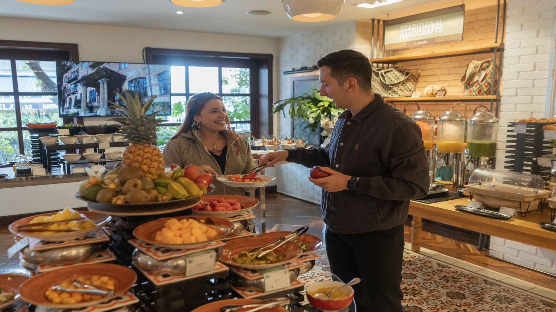 Empieza tu día con energía y sabor. ¡Un desayuno buffet lleno de frescura y opciones deliciosas! Fotografía de Carlos Viancha - IDT