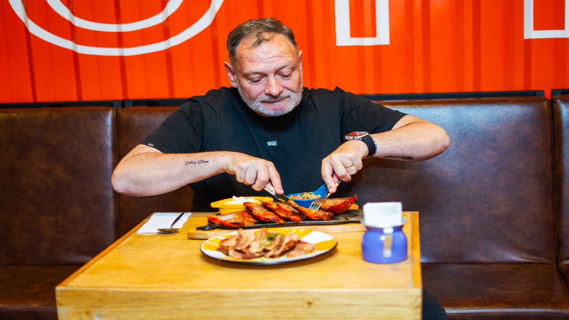 Deleita tu paladar con esta exquisita carne asada. ¡Una explosión de sabor en cada bocado! Fotografía de Carlos Viancha - IDT