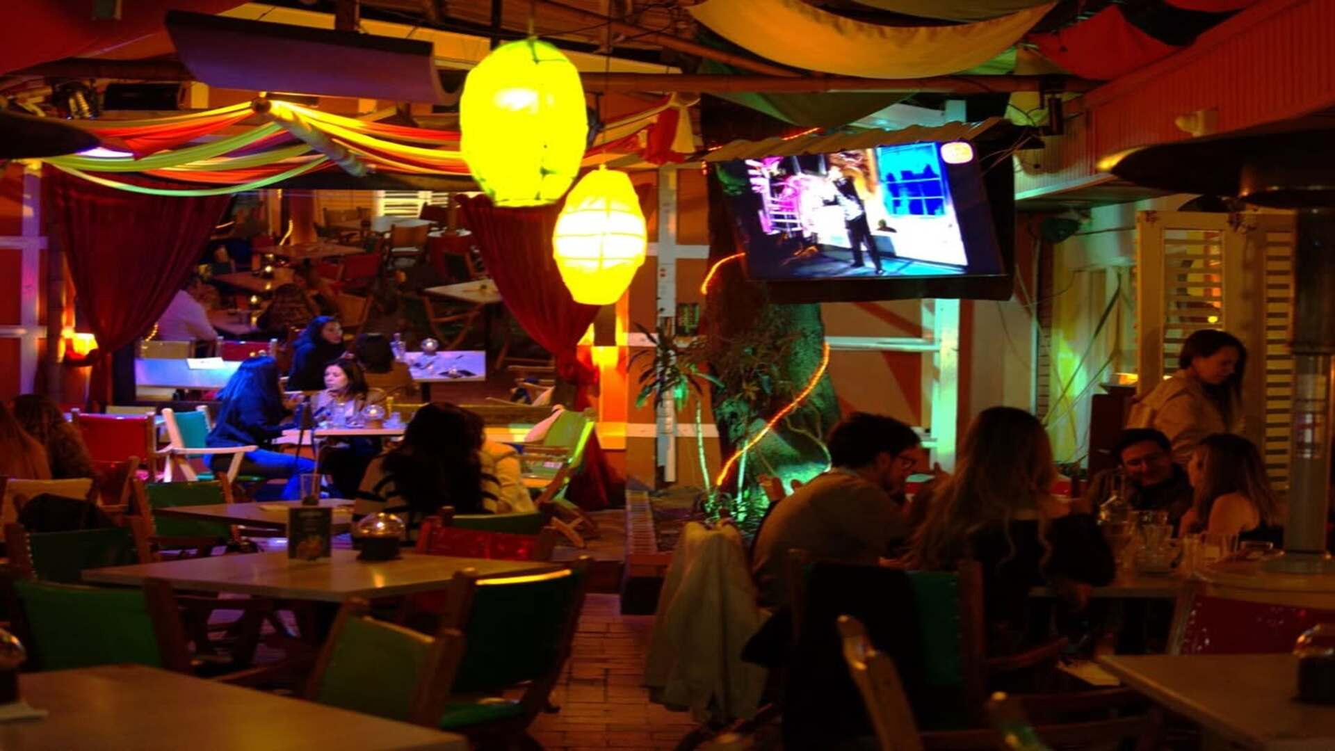 Un ambiente festivo y lleno de color para una noche inolvidable con amigos. Fotografía de redes sociales Galería Café Libro.