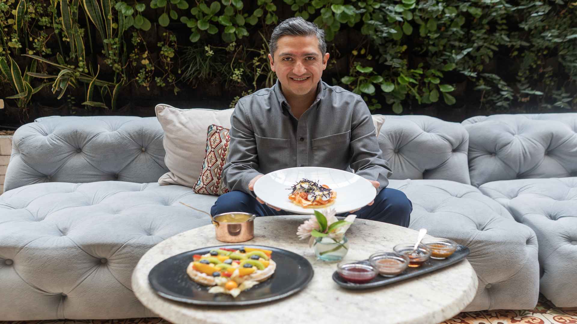 Juan Pablo Rodríguez, gerente de mercadeo del hotel, muestra el exquisito brunch que ofrece el restaurante Castanyoles Fotografía de Carlos Viancha - IDT