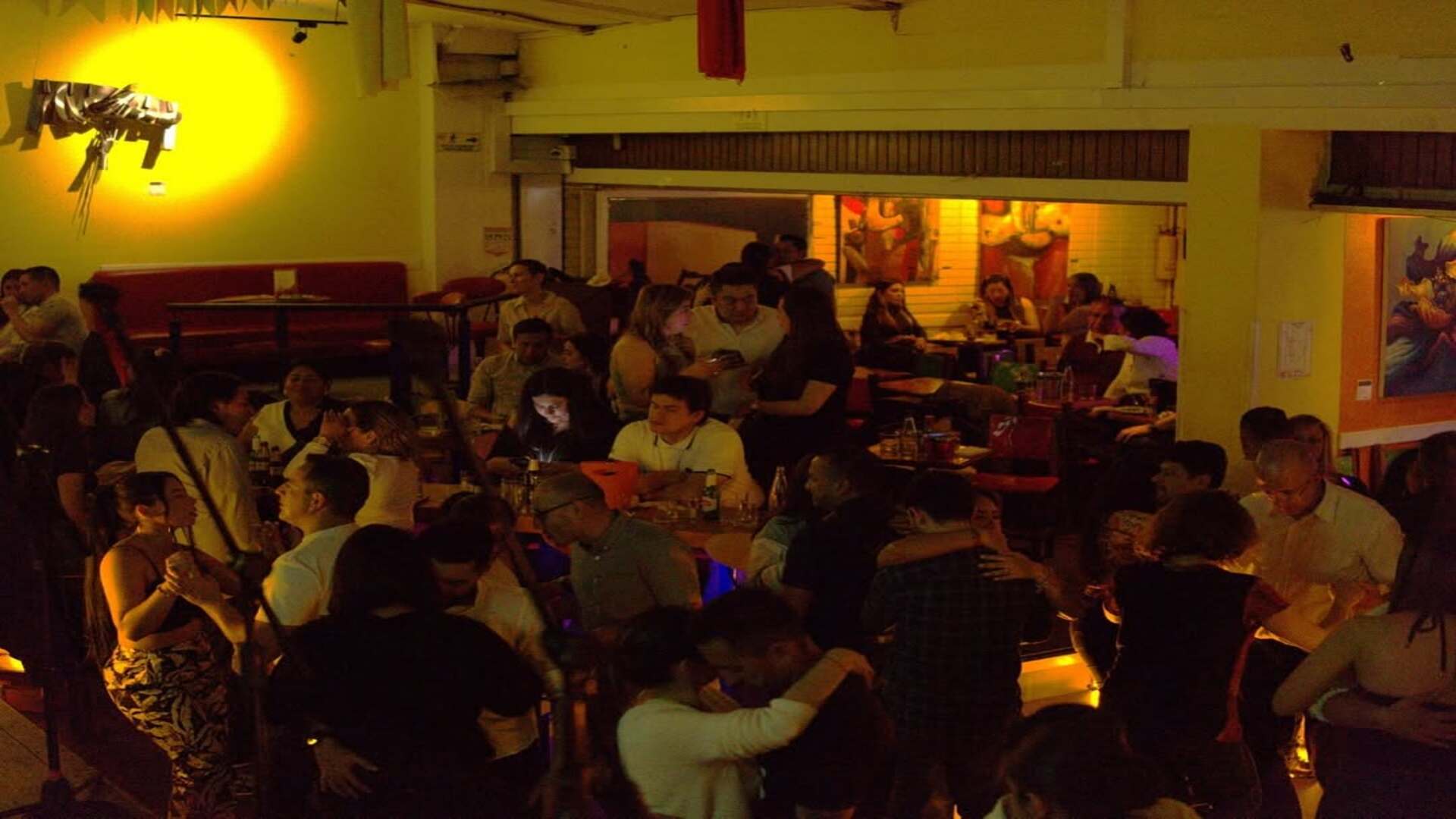 La pista de baile está lista. ¡Únete a la fiesta y deja que la música te lleve! Fotografía de redes sociales Galería Café Libro.