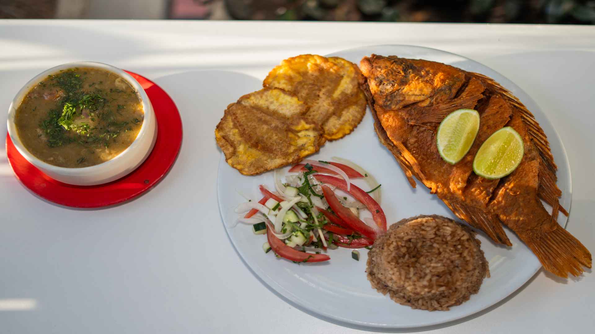 Un festín caribeño completo. Pescado frito y acompañamientos que te transportarán a la playa. Fotografía de Carlos Viancha - IDT