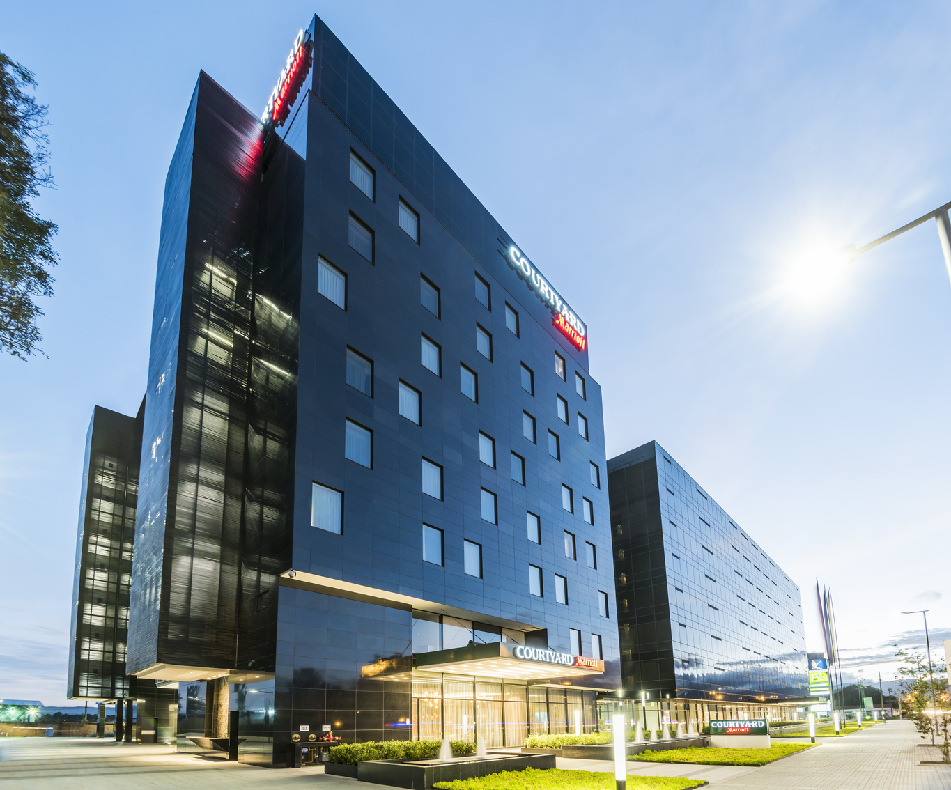 Fachada del hotel Courtyard by Marriott Bogotá Airport, sede oficial de la media maratón de Bogotá 25. Foto: mmB