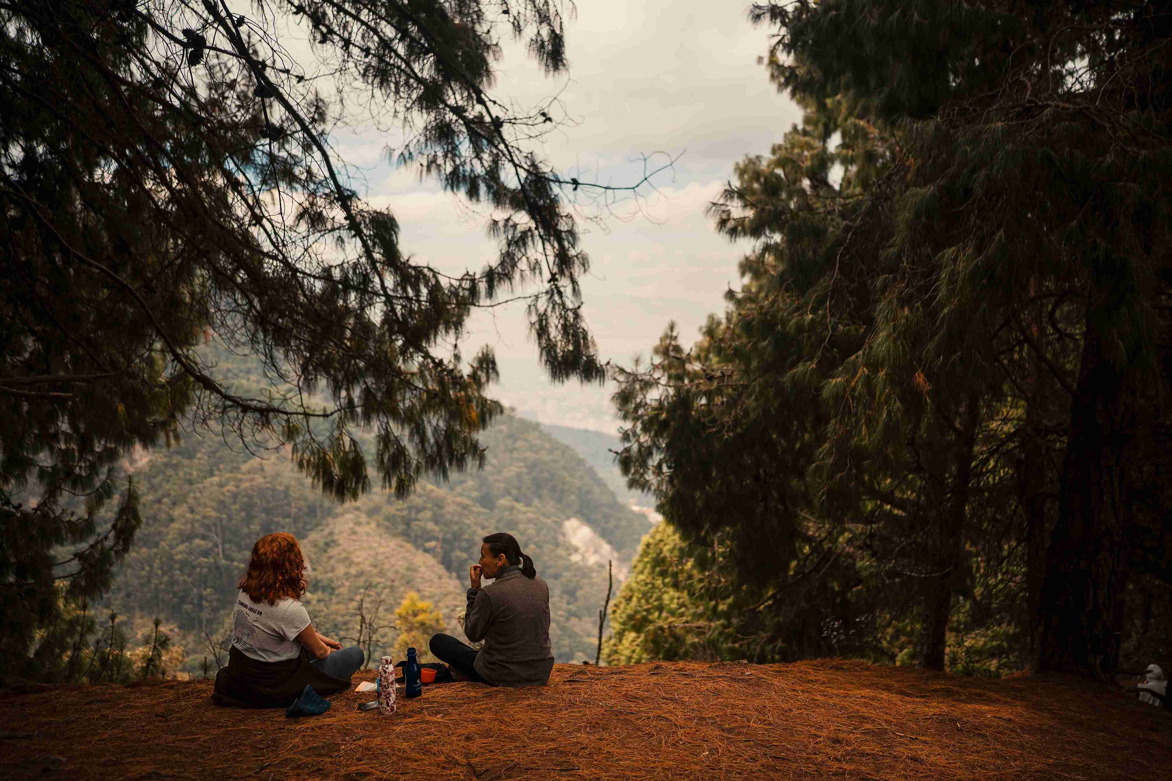 Dos mujeres contemplan la majestuosidad de los cerros orientales de Bogotá desde la cima del sendero Quebrada la Vieja. Foto: Diego Cuevas – Archivo IDT.
