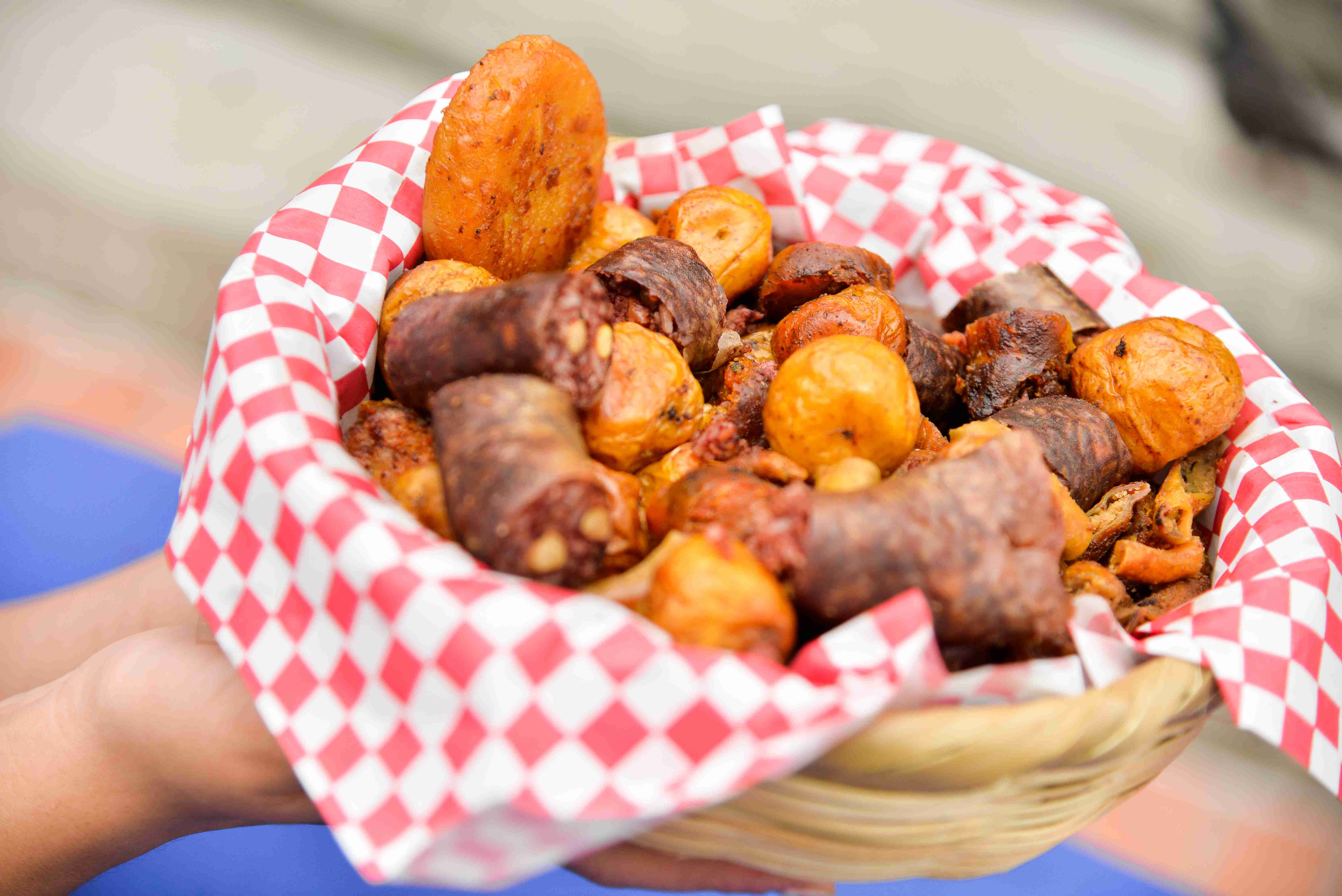 Porción generosa de fritanga artesanal que resalta el protagonismo de la morcilla, el chicharrón y la papa criolla.El toque distintivo lo da la arepa amarilla bien dorada que corona la preparación. Foto: Archivo IDT.