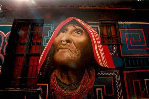 Mujer indígena en uno de los murales del Chorro de Quevedo, en el centro de Bogotá. Foto: Ricardo Báez / Instituto Distrital de Turismo