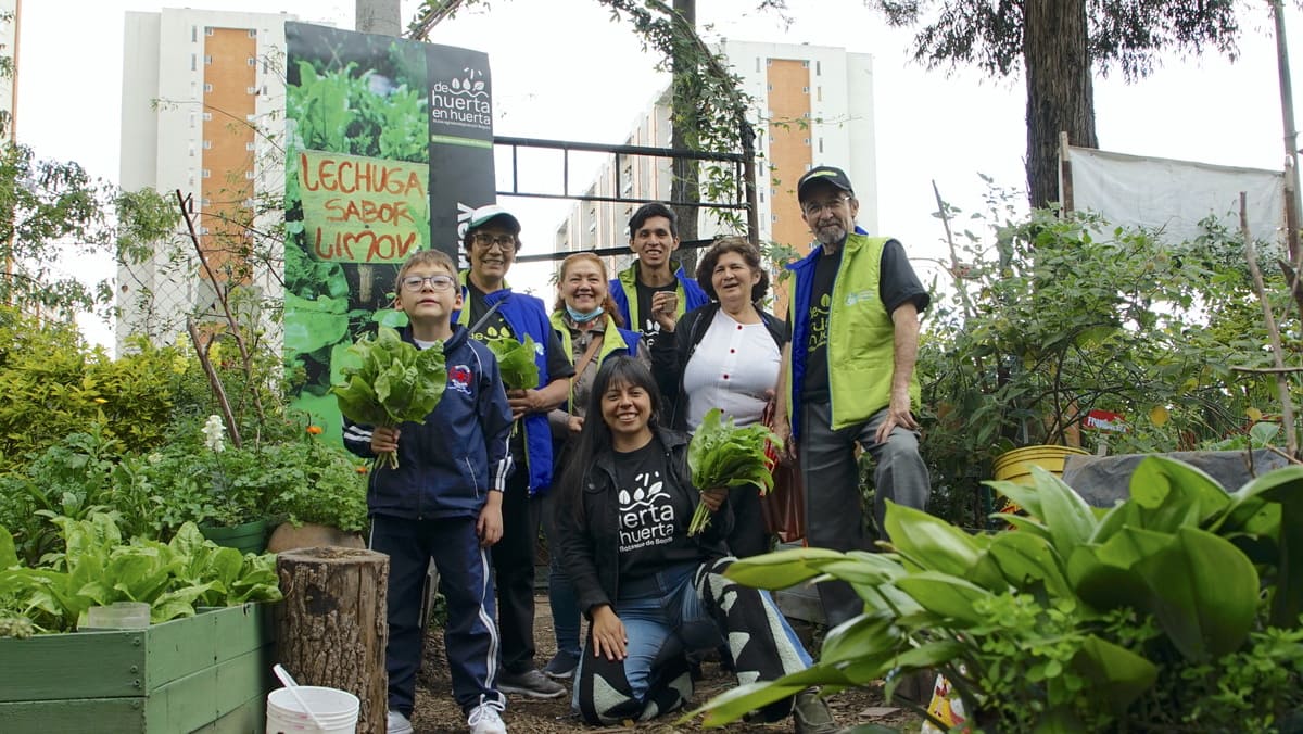 Miembros de la Huerta Monterrey, encargados de cada proceso, siembra y comercio de los productos. Foto. Santiago Rincón - IDT
