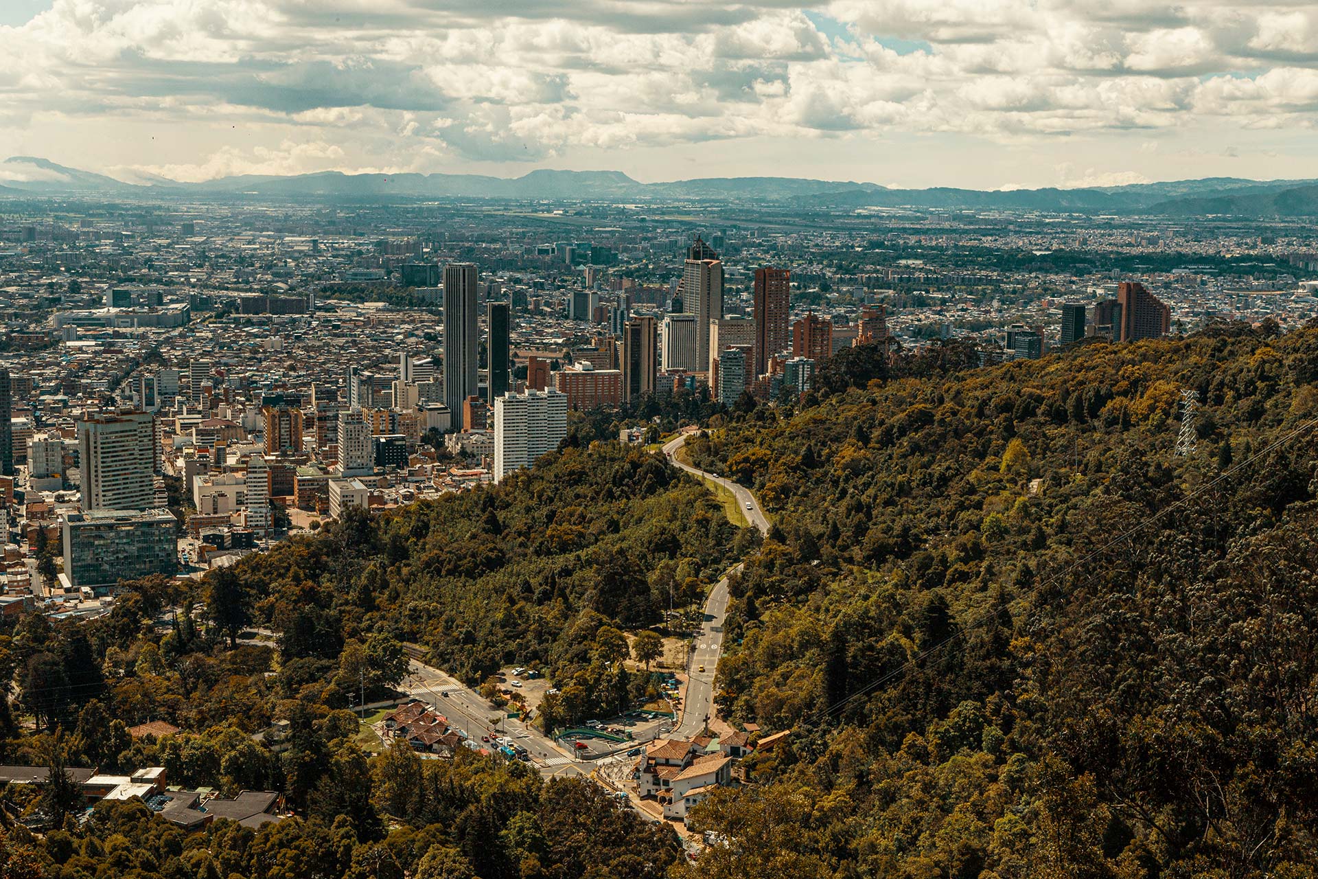 Vista panorámica de la ciudad desde el tramo más alto del sendero. Foto: IDT