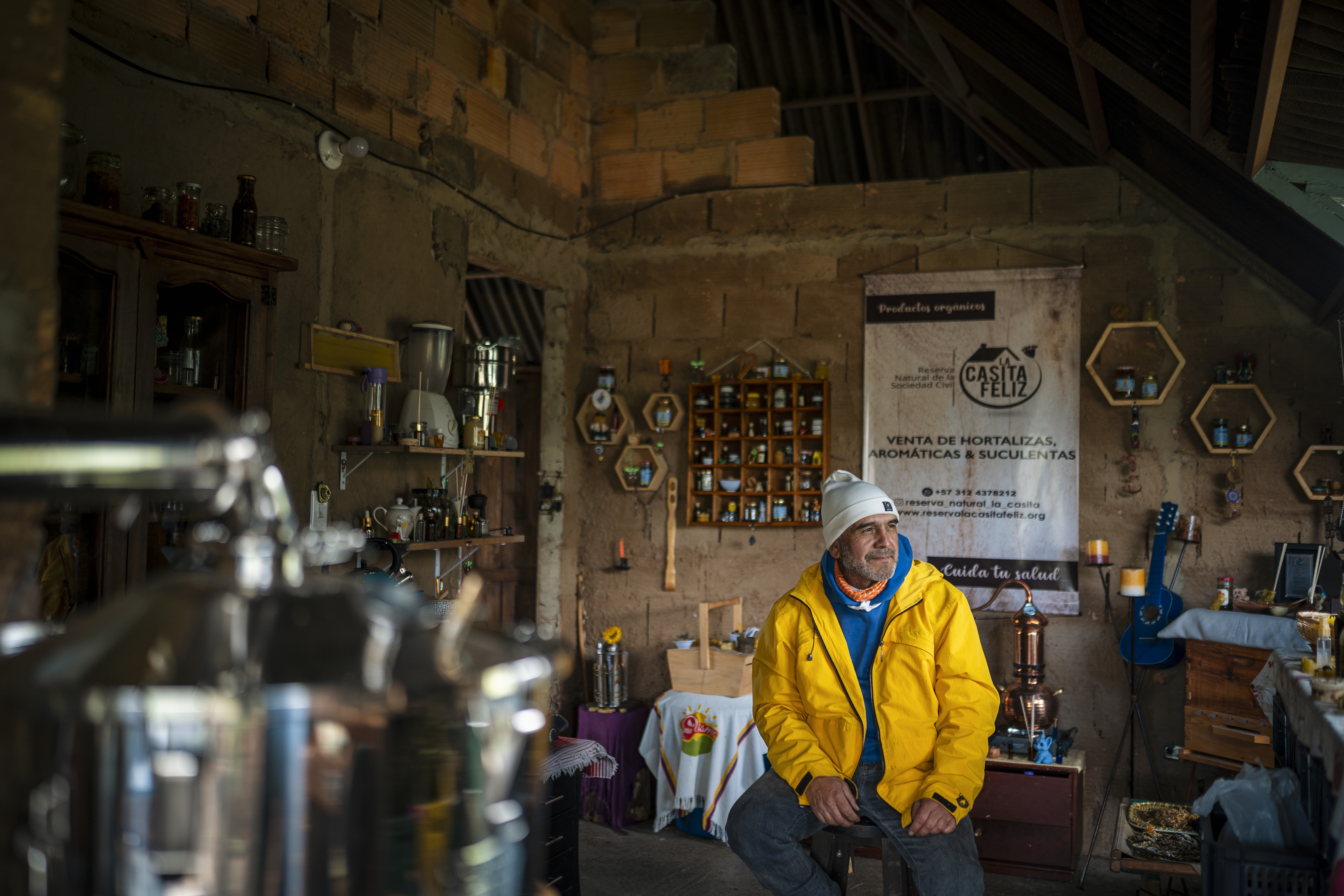 Gonzalo Sánchez, leader of Casita Feliz del Páramo in his laboratory of experiences. Here, he shows us how plants, aromatic herbs, and honey are combined for many benefits. Photo by Diego Cuevas - IDT