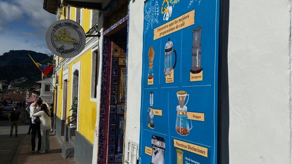 Foto6: En plena Plaza La Concordia, Café del Mercado es una parada obligada para los amantes del café de origen que recorren La Candelaria. Foto: Cortesía Fondo Cultural Cafetero
