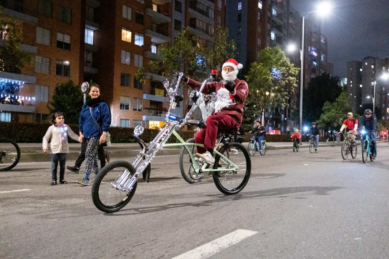 ciclovia-nocturna-noche-viva--bogota-pedalea-la-magia-de-diciembre