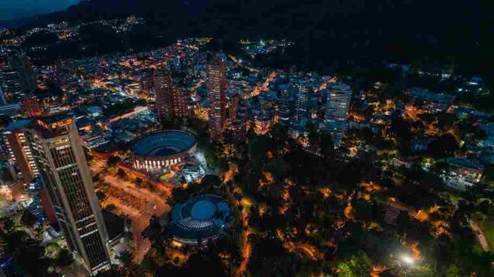 Bogotá de noche: cuando la ciudad cambia de luz y revela su magia