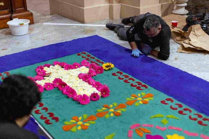 Bogotá recibe una tradición milenaria: una alfombra de Guatemala florece en la Catedral Primada de Bogotá