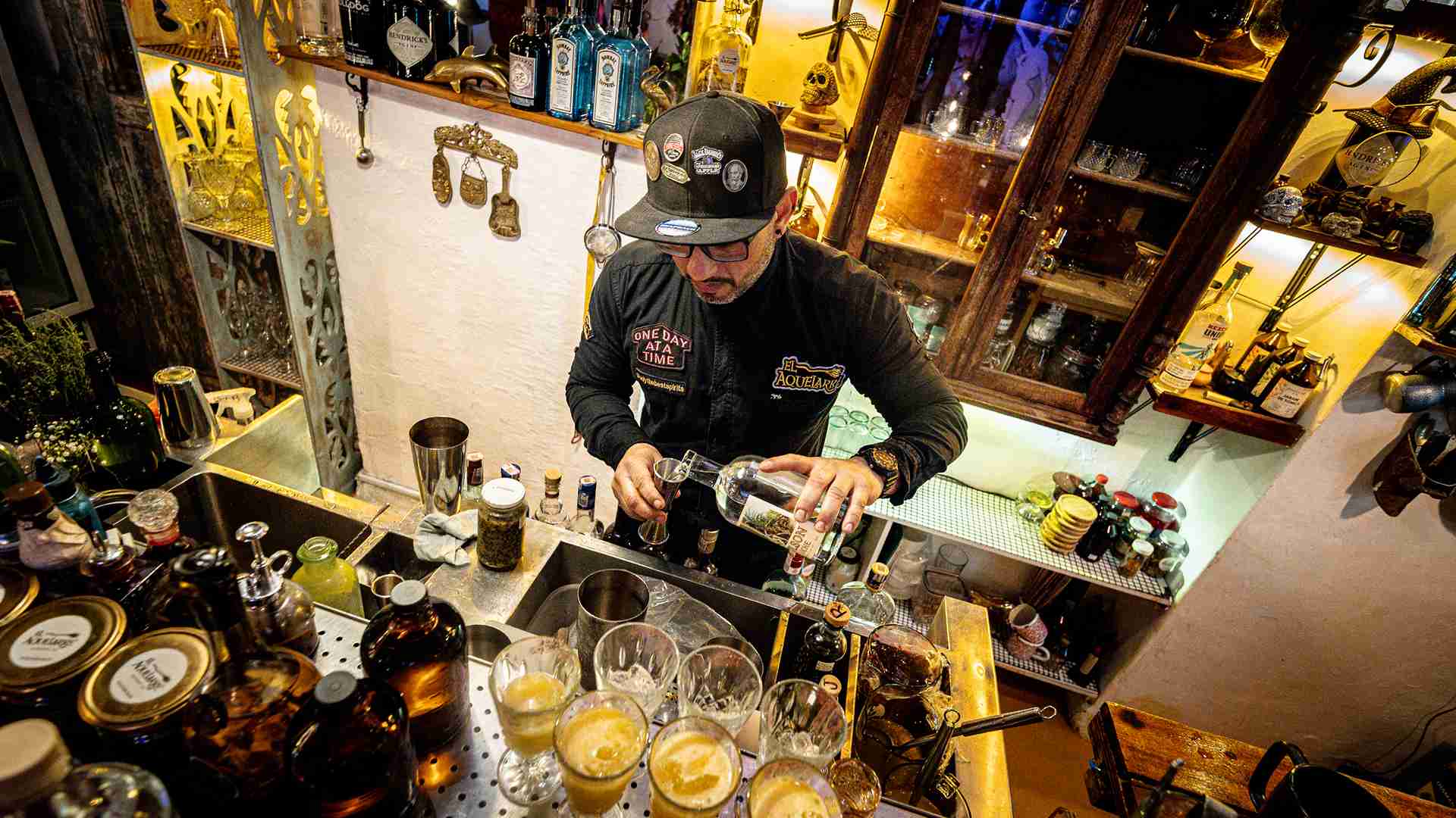 El recorrido sensorial por los siete cocteles permite al participante adentrarse en un universo creativo donde el viche —bebida patrimonial del Pacífico— se convierte en hilo conductor de la experiencia. Foto: Cortesía El Aquelarre.