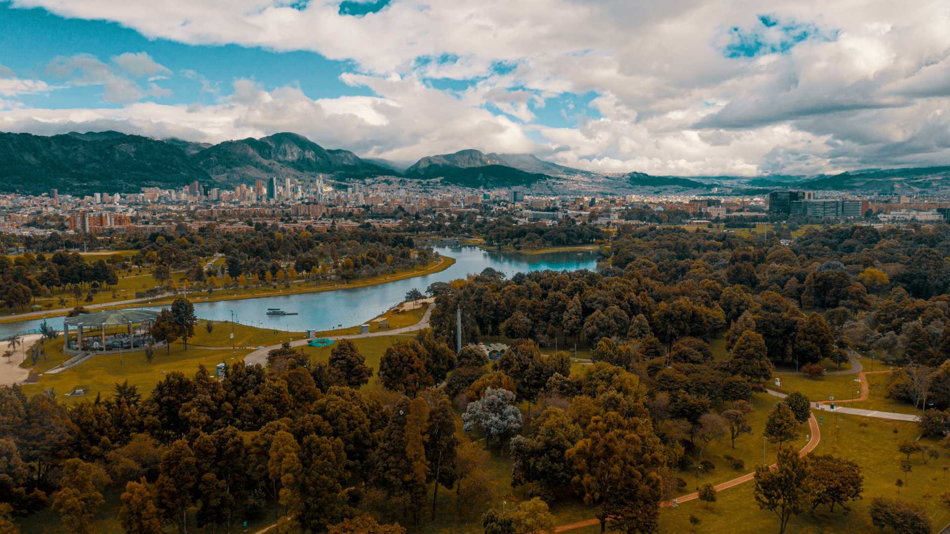 El Parque Simón Bolívar es uno de los atractivos auténticos y tradicionales de Bogotá. Foto: Ricardo Báez - IDT.