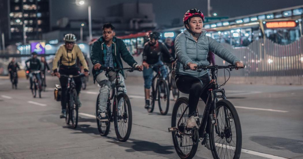 La Ciclovía Nocturna que se realiza el jueves 11 de diciembre de 2025 es una oportunidad para disfrutar en familia. Foto: Cortesía Alcaldía Mayor de Bogotá.
