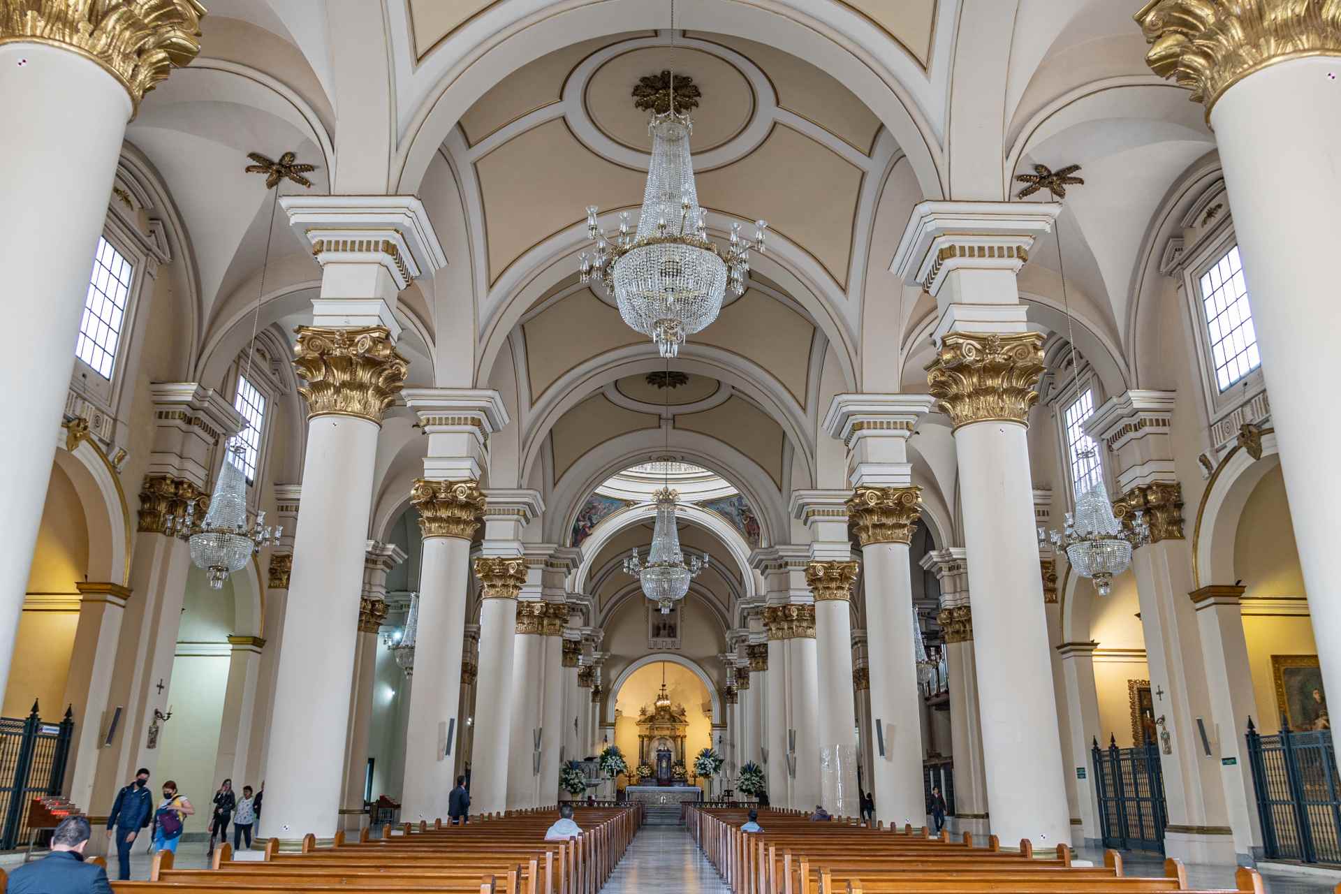 En la Catedral Primada, la devoción se entrelaza con el arte sacro. Foto: Stefanía Álvarez - IDT.