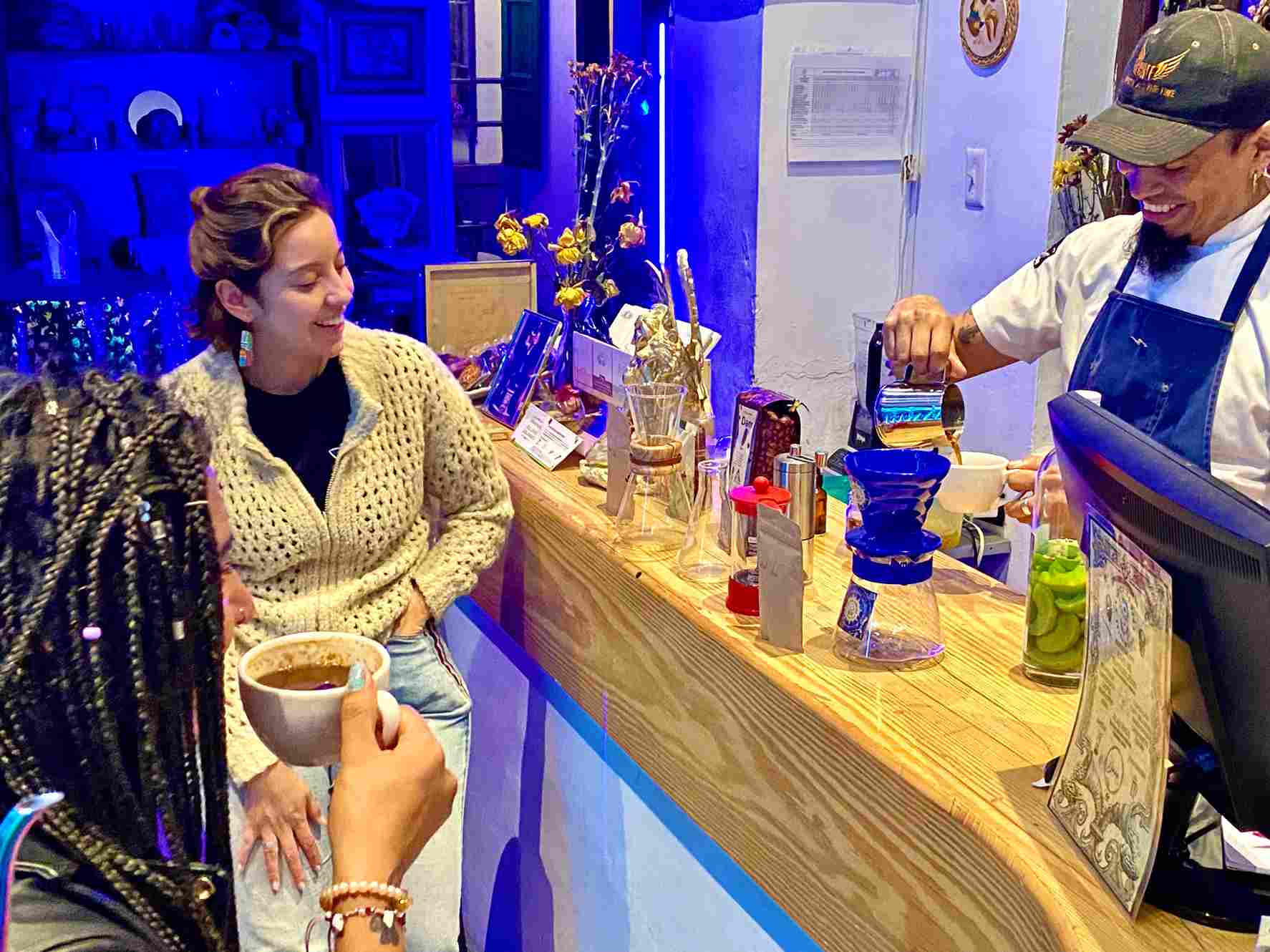 Santos, Brujas & Alquimistas en La Candelaria, invita a entrar en un universo mágico donde el café se transforma en arte. Foto: Cortesía