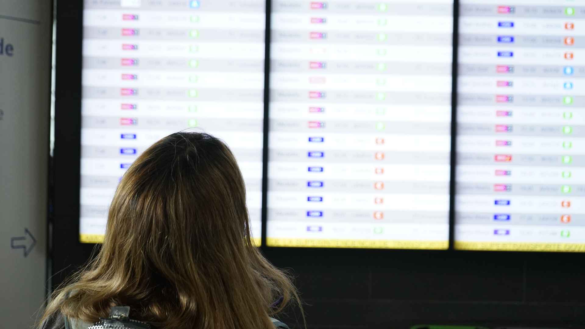 Pantallas de información de vuelos en El Dorado. Fotografía de Santiago Rincón - Archivo IDT