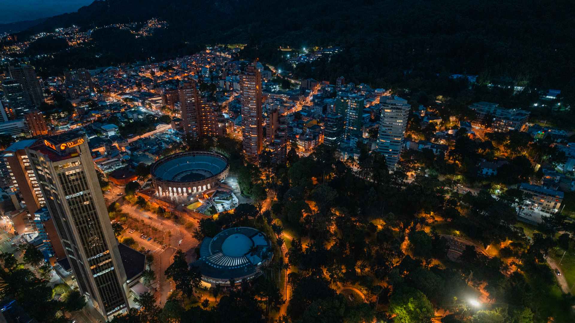 Skyline bogotano: Rascacielos y avenidas se entrelazan en una coreografía de luces bajo el cielo de los Andes. Fotografía de Carlos Viancha - IDT