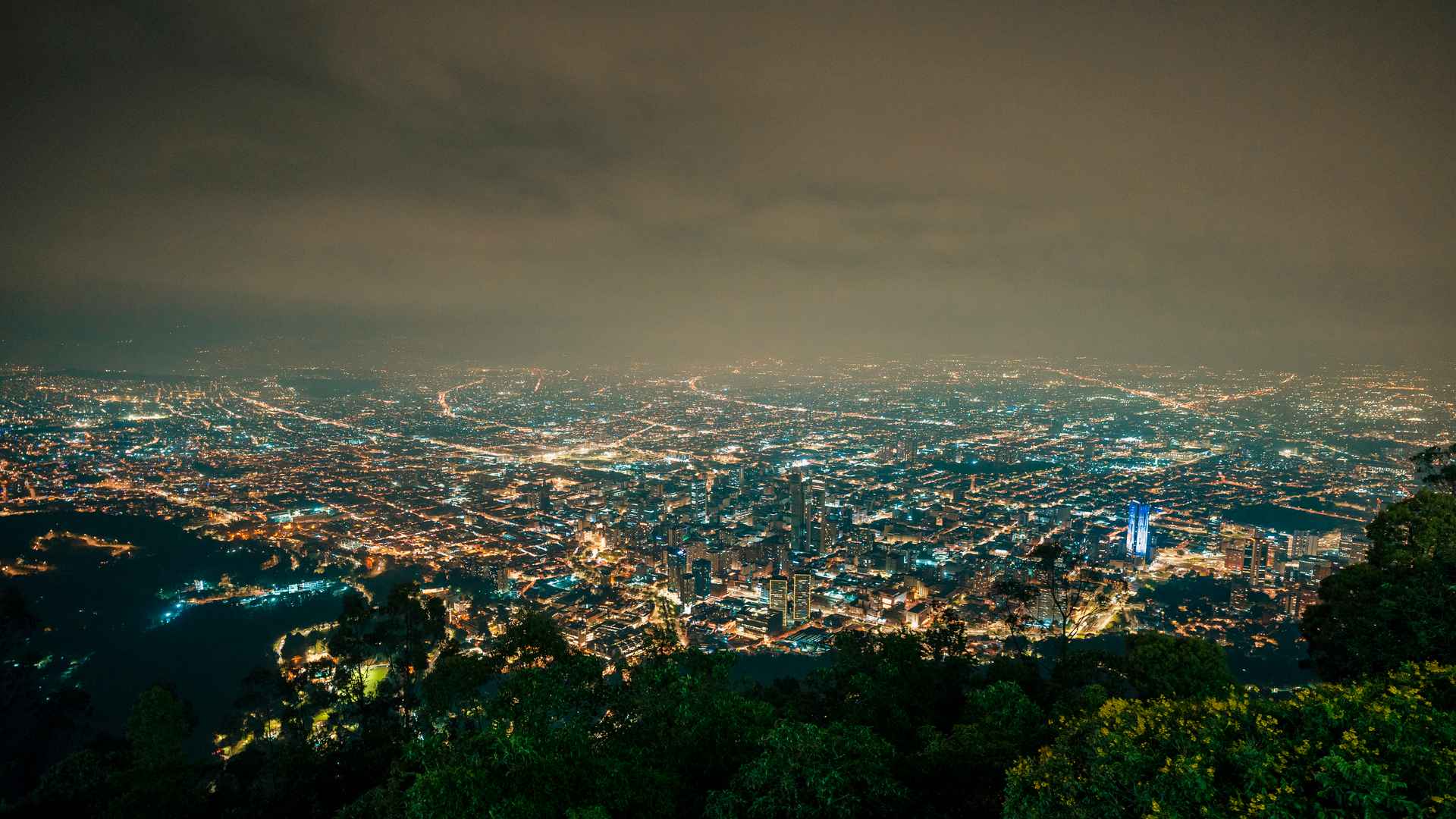 Skyline bogotano: Rascacielos y avenidas se entrelazan en una coreografía de luces bajo el cielo de los Andes. Fotografía Archivo IDT.
