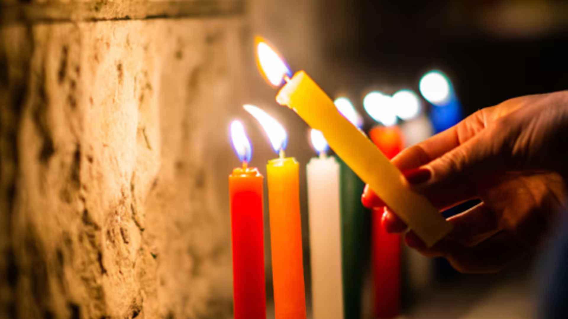 Cada 7 de diciembre, los colombianos encienden velas y piden deseos. Foto: IStock