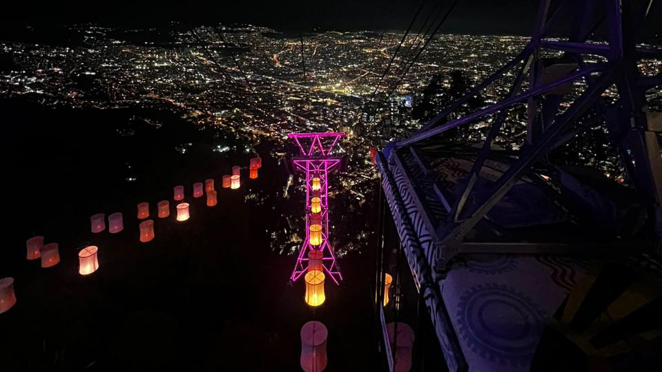 Línea del funicular de Monserrate alumbrada con la decoración navideña de este 2025. Foto: Cortesía Monserrate.