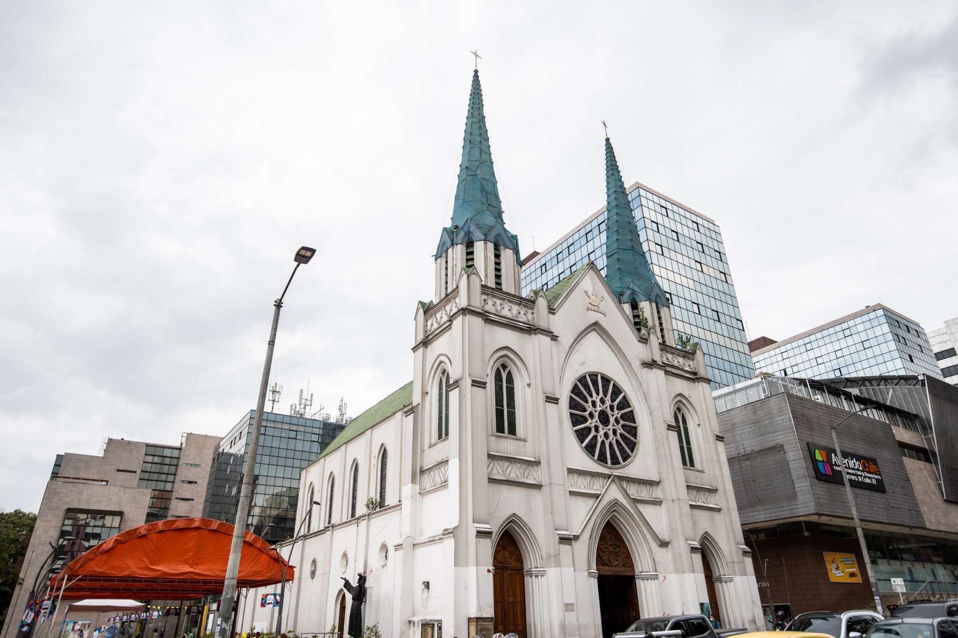 La Porciúncula: a spiritual refuge of celestial spires that stands out amid the modernity of northern Bogotá. Photo IDT Archive