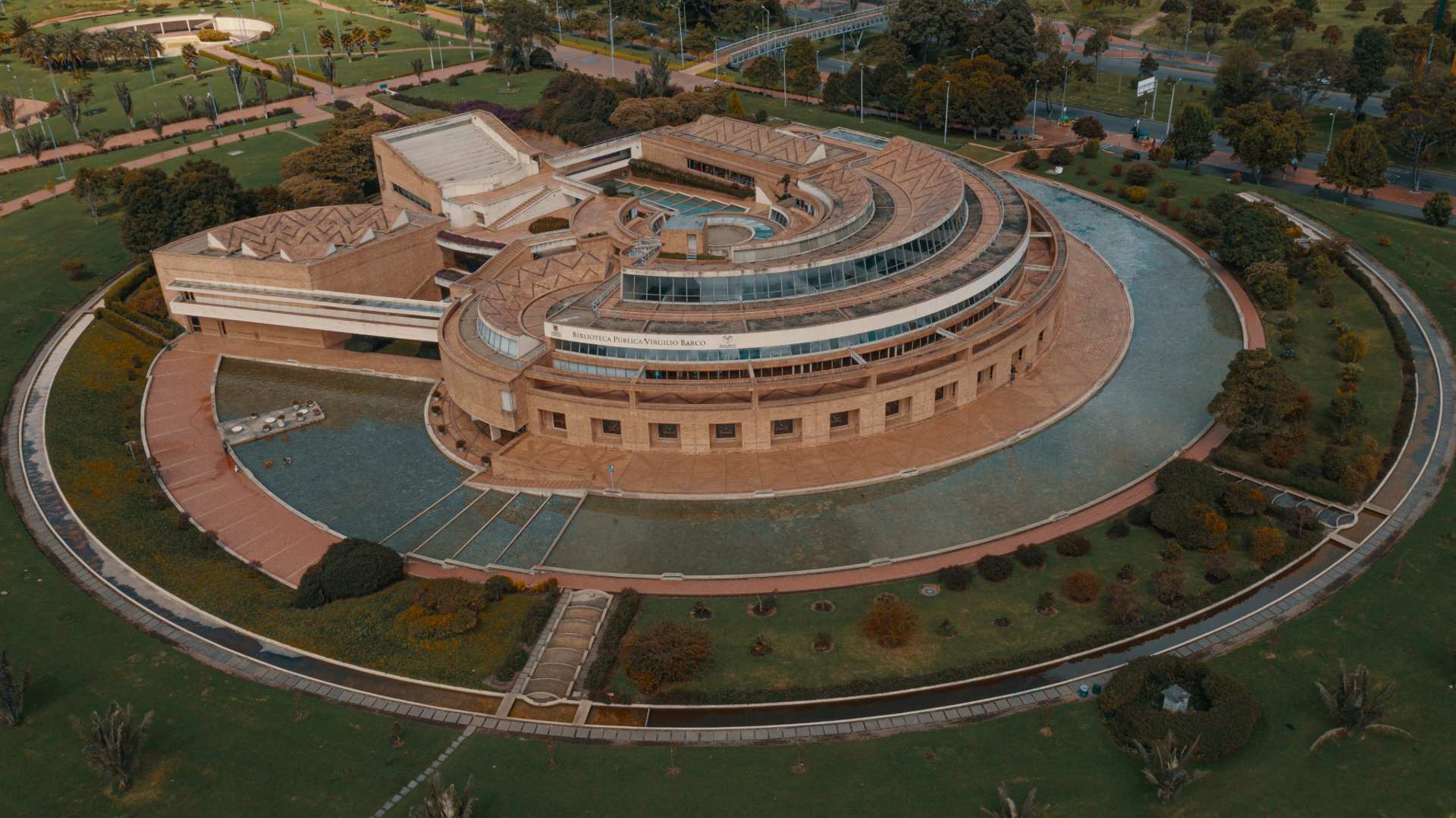 La Virgilio Barco: joya de Rogelio Salmona donde la arquitectura, el agua y la cultura se funden en armonía. Fotografía de archivo IDT
