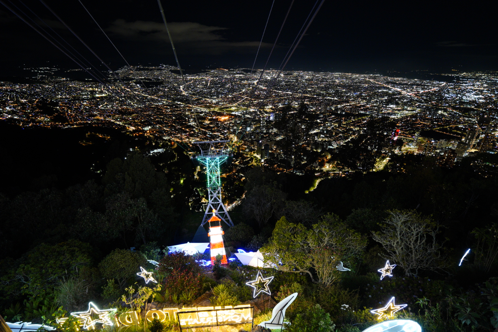 Panorámica nocturna de la ciudad, torre iluminada. Kevin Molano - Archivo IDT.