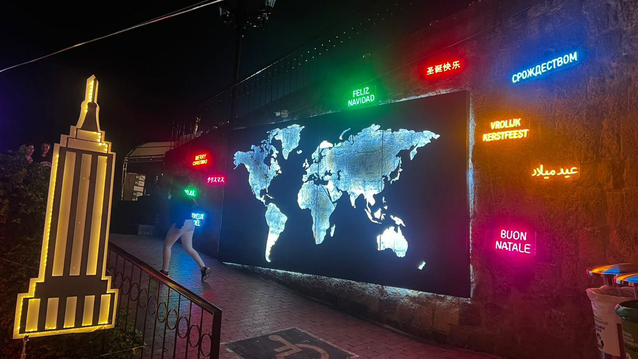 Este mapa del mundo en Monserrate hace parte de los alumbrados navideños. Foto: Cortesía Monserrate.